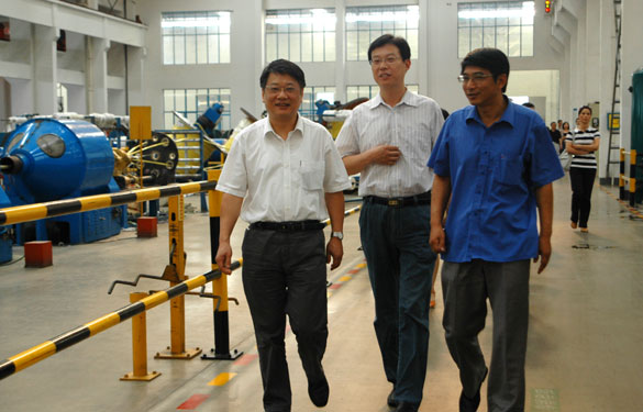 江苏省经信委企业生长效劳随处长陈冈一行来必发集团考察指导