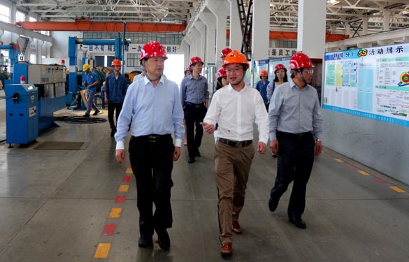 2016年5月6日，，，，江苏省法制办主任于爱荣在集团总司理丁志鸿陪同下旅行生产现场
